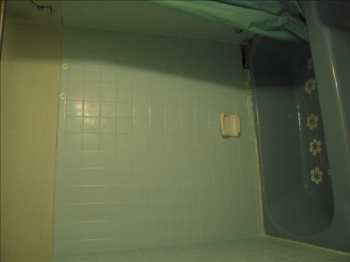 Blue Bath tub Before. IMG_0050.JPG. Uploaded by Ginger Ireland on 1/26/2007. 