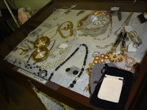 The jewelry box. DSC02932.jpg. Uploaded by Marie Hoffmann on 1/27/2007. 